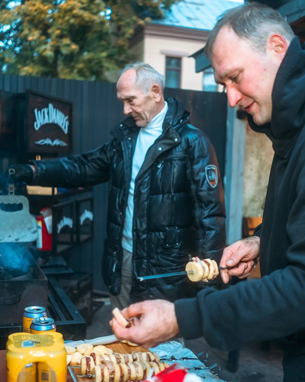 Гости жарят шашлык на мангале на крытой террасе лофта Folium_Place