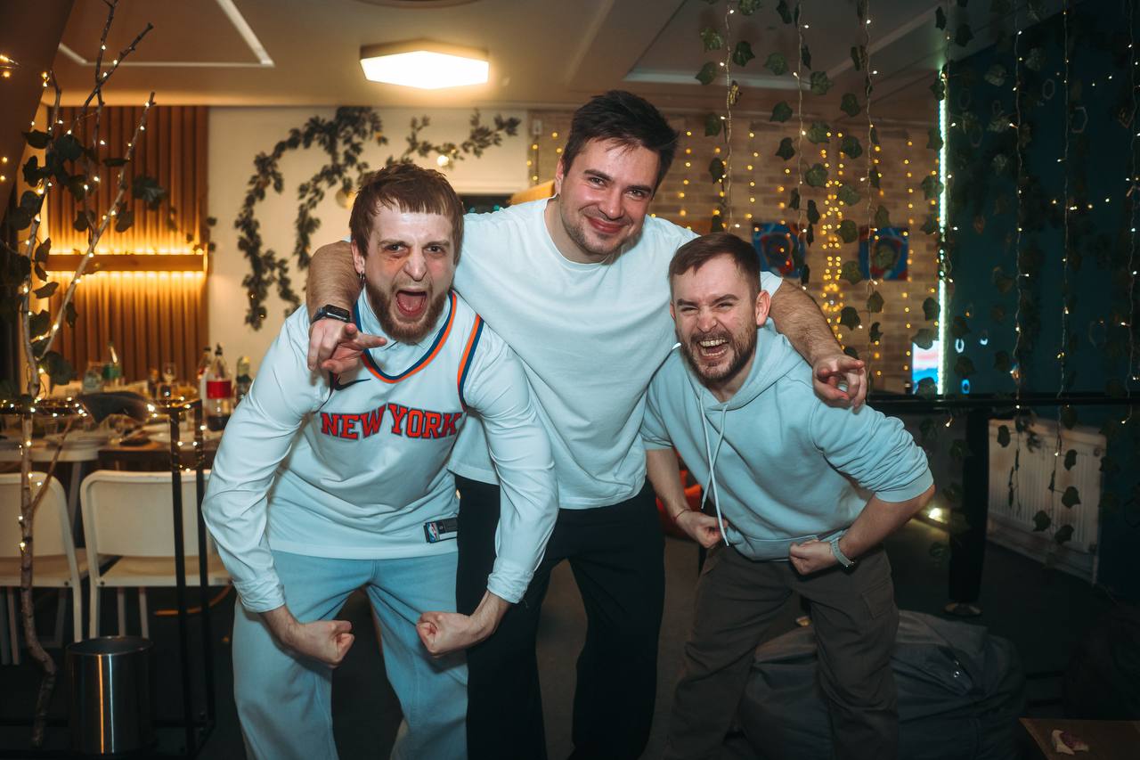 Трое друзей на вечеринке в лофте Folium_Place в Минске